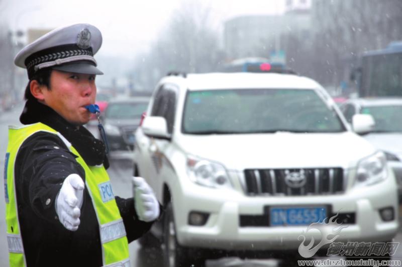 交警直屬一大隊民警冒雪全警上路疏導交通