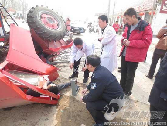 農用拖拉機側翻 駕駛員被困車頭下