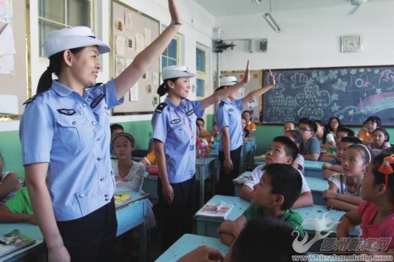 德州交警支隊(duì)在德州實(shí)驗(yàn)小學(xué)穿傳授信號(hào)知識(shí)