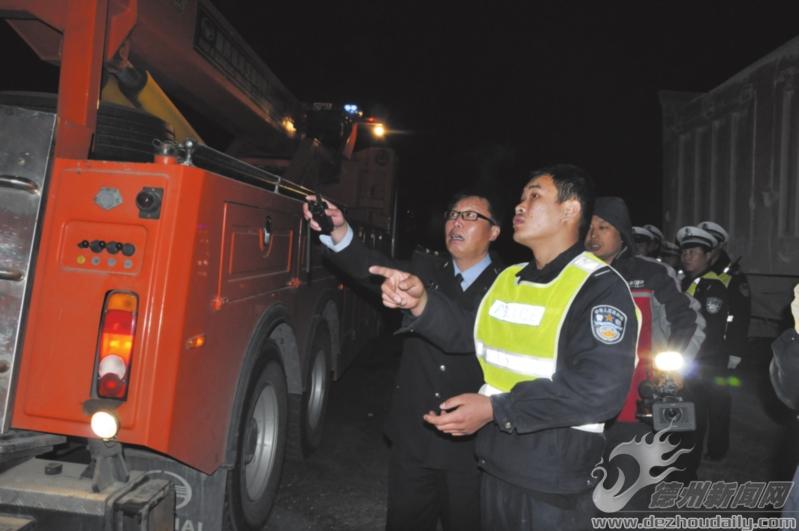 交警查扣違法重型貨車現場