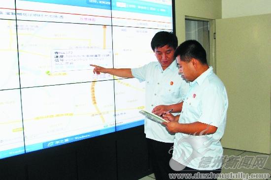 該院工作人員在對公車行駛路線進行定位。孫延曉 攝