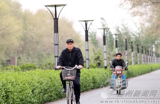 這些年，自行車陪伴杜長(zhǎng)義游遍了周邊好多地方。