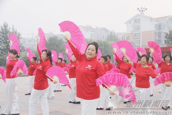 陳文萍（中）和姐妹們一起跳舞。王凡存 攝