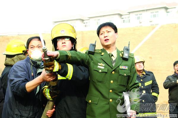 范道永（左三）在指揮消防員找準噴射角度