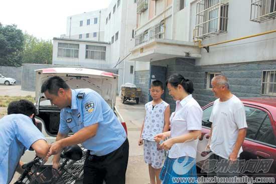 刑警大隊城南中隊民警將市民的自行車送到小區樓下。