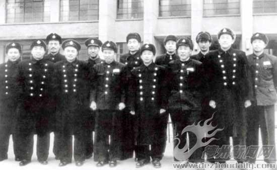 1951年，海軍初建時(shí)期主要負(fù)責(zé)人。后排左二為袁也烈。