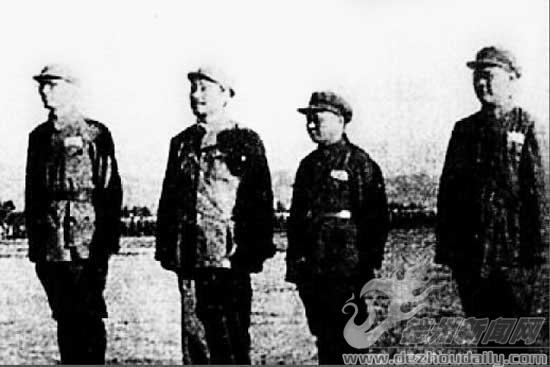     1950年建軍節(jié)檢閱山東部隊(duì)。左起：袁也烈、郭子化、王集成、廖容標(biāo)。